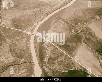 Luft Ansichten von Palästina. Flying South über den Jordan Rift. Jordan Brücke von Scheich Hussein. Überquerung des Beisan-Irbid Straße Stockfoto