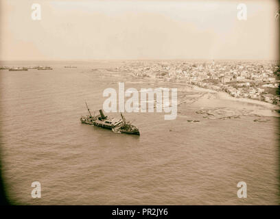 Luft Ansichten von Palästina. Jaffa, Auji Fluss und der Levante. Orange Steamer aus geerdet Jaffa, felsigen Küste. 1932, Israel Stockfoto