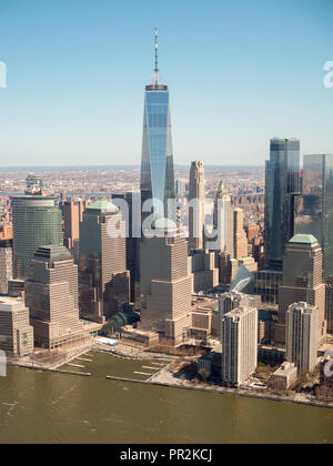 Downtown Manhattan und das 1 World Trade Center Turm von einem Helikopterflug über Hudson River aus gesehen Stockfoto