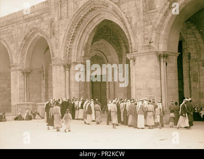 Gruppen von Arabern vor al-Aqsa Moschee lesen rebel Poster. Freitag, Sept. 16, 1938. 1938, Jerusalem, Israel Stockfoto