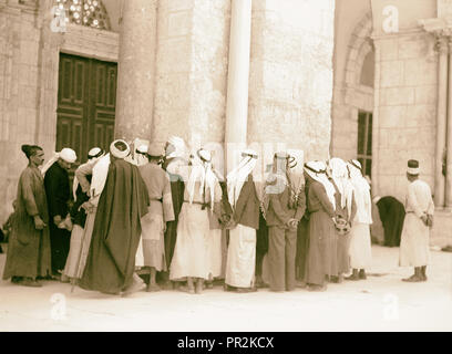 Gruppen von Arabern vor al-Aqsa Moschee lesen rebel Poster. Freitag, September 16, 1938, näher. 1938, Jerusalem, Israel Stockfoto