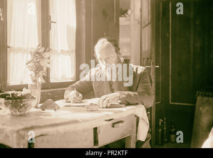 Askenazim, Ashkenazi Jude in seinem Haus (Schreiber) 1934, im Nahen Osten, Israel und/oder Palästina Stockfoto