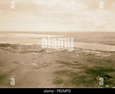 Kenia Kolonie. Kisumu. Aus der Luft. Näheren Blick auf über die Bucht mit Landeplatz und native bomas. 1936, Kenia, Kisumu Stockfoto