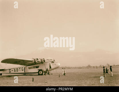 Tanganyika. Auf dem Weg nach Arusha. Die schneebedeckten Kilimanjaro vom Landeplatz in der Nähe von Moshi. Ebene im Vordergrund. 1936, Tansania Stockfoto