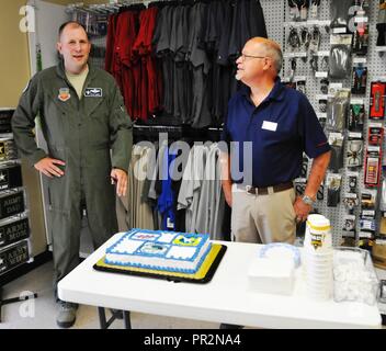 Die 122 Fighter Wing feierte die Armee und Air Exchange Service der 122. Geburtstag mit einer Feier in unserem lokalen AAFES Exchange shoppette Juli 25, 2017. Col Kyle Noel, 122 Vice Wing Commander, war an Hand unserer lokalen Store Manager eine Bescheinigung der Anerkennung als lokale Flieger genossen Kaffee und Kuchen zu präsentieren. Stockfoto