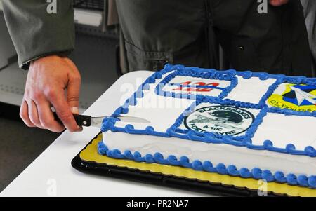 Die 122 Fighter Wing feierte die Armee und Air Exchange Service der 122. Geburtstag mit einer Feier in unserem lokalen AAFES Exchange shoppette Juli 25, 2017. Col Kyle Noel, 122 Vice Wing Commander, war an Hand unserer lokalen Store Manager eine Bescheinigung der Anerkennung als lokale Flieger genossen Kaffee und Kuchen zu präsentieren. Stockfoto