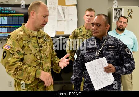 Oberstleutnant Eric Ladd, State Army Aviation Officer, Arkansas National Guard, spricht mit Maj Gramajo Jorge Luis de Leon, Commander, Maintenance Squadron, Guatemaltekischen Luftwaffe, während ein Besuch vor Ort Army Aviation Support Facility des Arkansas National Guard im Robinson Manöver Training Center in North Little Rock, Arche, am 25. Juli. Guatemala ist Partner Nation der Arkansas National Guard im Rahmen der Partnerschaft Programm. Stockfoto