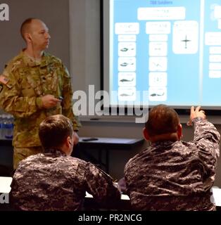 Maj Gramajo Jorge Luis de Leon, Commander, Maintenance Squadron, Guatemaltekischen Luftwaffe, fragt eine Frage an Oberstleutnant Eric Ladd, State Army Aviation Officer, Arkansas National Guard, während eine anweisende Briefing vor der Durchführung ein Besuch vor Ort Army Aviation Support Facility des Arkansas National Guard im Robinson Manöver Training Center in North Little Rock, Arche, am 25. Juli. Guatemala ist Partner Nation der Arkansas National Guard im Rahmen der Partnerschaft Programm. Stockfoto