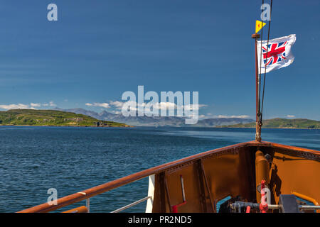 Blick vom Bug eines britischen Dampfer an der bergigen schottische Landschaft entlang der Firth of Clyde Stockfoto