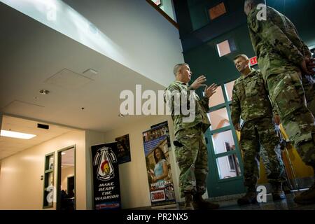Generalmajor James A. Hoyer (links), der Adjutant General von der West Virginia National Guard, beschreibt die Kraft, die Fähigkeiten des WVNG zu Generalleutnant Jeffrey S. Buchanan (Mitte), Kommandeur der US-Armee nach Norden (fünfte Armee), während der Nationalen Jamboree 2017 am Glen Jean, W. Virginia Armory, 25. Juli 2017. Mehr als 30.000 Pfadfinder, die Truppe Führer, Freiwilligen und professionellen Mitarbeiter, sowie mehr als 15.000 Besucher werden erwartet, die 2017 National Jamboree zu besuchen. Rund 1.200 militärische Mitglieder aus der Abteilung für Verteidigung, der U.S. Coast Guard und National Guard Einheiten aus verschiedenen Sta Stockfoto