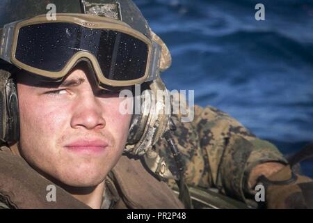 Lance Cpl. Mason J. Blankenship, ein Angriff Amphibienfahrzeug Treiber mit India Company, Bataillon Landung Team, 3rd Battalion, 5th Marines, sitzt auf einem AAV während der Wiederherstellung, die im Rahmen der Übung Talisman Sabre 17 vor der Küste von Süßwasser-Strand, Shoalwater Bay, Queensland, Australien, 22. Juli 2017. Blankenship ist ein Eingeborener von Cincinnati, Ohio. BLT 3/5, die Bodenkampf Element für die 31 Marine Expeditionary Unit, ist die Erkundung state-of-the-Art Konzepte und Technologien wie die engagierte Kraft für Sea Dragon2025, eine Marine Corps Initiative für die Zukunft vorzubereiten, b Stockfoto