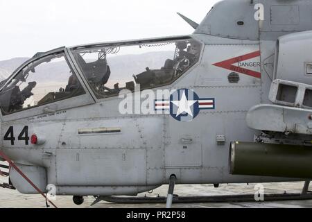 Die AH-1W Super Cobra Helikopter mit Marine Light Attack Helicopter Squadron 167, (HMLA) Marine Air Ground Task Force-8 (MAGTF-8) ist auf der Flucht line in Camp Wilson Landing Zone während der integrierte Ausbildung Übung (ITX) 5-17 in der Marine Corps Air Ground Combat Center, Twentynine Palms, Calif., 25. Juli 2017 geparkt. Der Zweck von ITX ist eine anspruchsvolle, realistische Umgebung, produziert combat ready"-Kräfte, die als integrierte Magtf zu erstellen. Stockfoto