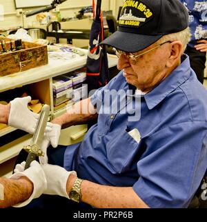 Naval Geschichte und Kulturerbe Befehl Direktor Admiral Samuel Cox und Naval Support Activity Washington befehlshabenden Offizier, Kapitän Jeff Draeger Willkommen bei drei der fünf restlichen USS Arizona Überlebende aus Pearl Harbor zu dem Nationalen Museum der United States Navy, 22. Juli 2017. Überlebenden Lauren Bruner, Ken Potts, und Donald Stratton tourte das Museum und erhalten einen Blick hinter die Kulissen von WWII-spezifischen aritfacts, selten in der Öffentlichkeit gesehen. Stockfoto