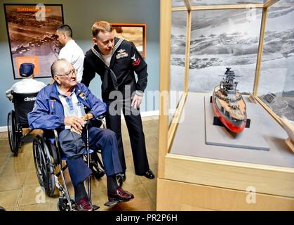 Naval Geschichte und Kulturerbe Befehl Direktor Admiral Samuel Cox und Naval Support Activity Washington befehlshabenden Offizier, Kapitän Jeff Draeger Willkommen bei drei der fünf restlichen USS Arizona Überlebende aus Pearl Harbor zu dem Nationalen Museum der United States Navy, 22. Juli 2017. Überlebenden Lauren Bruner, Ken Potts, und Donald Stratton tourte das Museum und erhalten einen Blick hinter die Kulissen von WWII-spezifischen aritfacts, selten in der Öffentlichkeit gesehen. Das Nationale Museum der United States Navy im Washington Navy Yard liegt, ist die einzige Naval Museum einen Überblick über die U.S. Naval histor zu präsentieren Stockfoto
