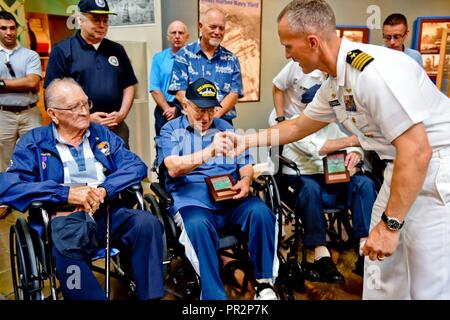 Naval Geschichte und Kulturerbe Befehl Direktor Admiral Samuel Cox und Naval Support Activity Washington befehlshabenden Offizier, Kapitän Jeff Draeger Willkommen bei drei der fünf restlichen USS Arizona Überlebende aus Pearl Harbor zu dem Nationalen Museum der United States Navy, 22. Juli 2017. Überlebenden Lauren Bruner, Ken Potts, und Donald Stratton tourte das Museum und erhalten einen Blick hinter die Kulissen von WWII-spezifischen aritfacts, selten in der Öffentlichkeit gesehen. Das Nationale Museum der United States Navy im Washington Navy Yard liegt, ist die einzige Naval Museum einen Überblick über die U.S. Naval histo zu präsentieren Stockfoto