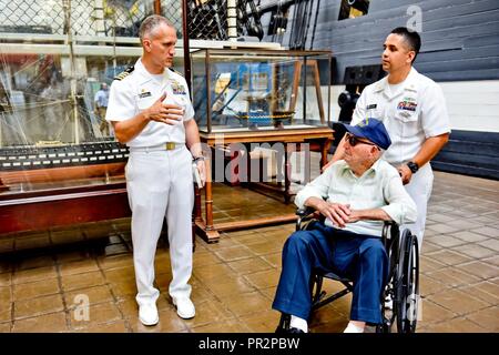 Naval Geschichte und Kulturerbe Befehl Direktor Admiral Samuel Cox und Naval Support Activity Washington befehlshabenden Offizier, Kapitän Jeff Draeger Willkommen bei drei der fünf restlichen USS Arizona Überlebende aus Pearl Harbor zu dem Nationalen Museum der United States Navy, 22. Juli 2017. Überlebenden Lauren Bruner, Ken Potts, und Donald Stratton tourte das Museum und erhalten einen Blick hinter die Kulissen von WWII-spezifischen aritfacts, selten in der Öffentlichkeit gesehen. Das Nationale Museum der United States Navy im Washington Navy Yard liegt, ist die einzige Naval Museum einen Überblick über die U.S. Naval histo zu präsentieren Stockfoto