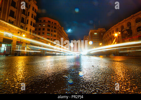 Niedrige Höhe der Straße lange Belichtung des Verkehrs auf einer feuchten Nacht in der Stadt Valencia, Spanien Stockfoto