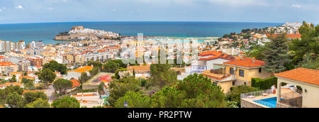 Panoramablick auf die sonnigen Tage, die den Ausblick auf die Stadt und den Seehafen von Peñiscola mit der Burg in der Ferne auf den balearischen Meer Stockfoto