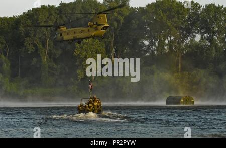 Aktive Armee Soldaten aus der 502Nd Multi Role Brücke Co., Rennen zu 'Catch' Interieur bridge bay Abschnitte von CH-47 Chinook Hubschrauber fiel auf der Bühne und zusammen. Us-Armee, Aktive und Reservisten melden Sie mit Aktiven und finden Marine Komponenten bereitzustellen, zu konstruieren und eine rund 320 meter schwimmende Verbesserte ribbon Brücke über den Arkansas River bei River Assault 2017 montieren, am Fort Chaffee Manöver Zentrum, Arche, 26. Juli 2017. River Assault 2017 ist ein 2-Woche verlängert Kampftraining Ausübung gehalten Juli 15-28 mit Schwerpunkt auf den technischen Fähigkeiten, von verschiedenen Service Mitglieder, culmi Stockfoto