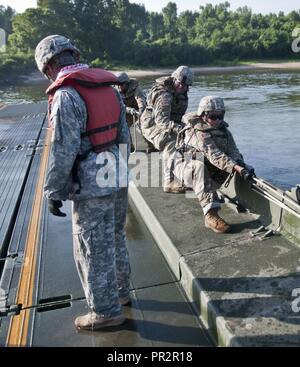 Aktive Armee Soldaten aus der 502Nd Multi Role Brücke Co., Ziehen am Seil Innenraum bridge Bay, zusammen zu bringen. Us-Armee, Aktive und Reservisten melden Sie mit Aktiven und finden Marine Komponenten bereitzustellen, zu konstruieren und eine rund 320 meter schwimmende Verbesserte ribbon Brücke über den Arkansas River bei River Assault 2017 montieren, am Fort Chaffee Manöver Zentrum, Arche, 26. Juli 2017. River Assault 2017 ist ein 2-Woche verlängert Kampftraining Ausübung gehalten Juli 15-28 mit Schwerpunkt auf den technischen Fähigkeiten, von verschiedenen Service für Mitglieder, die ihren Höhepunkt mit dem Bau eines schwimmenden Impr Stockfoto