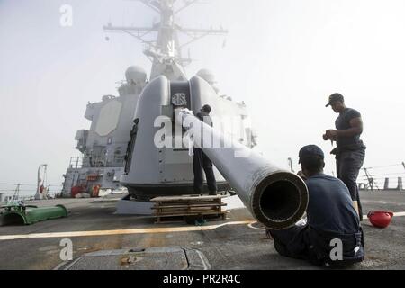 ROTA, Spanien (25. Juli 2017) Segler Führen Sie Wartungsarbeiten an der 5-Zoll-Waffe an Bord der Arleigh-Burke-Klasse geführte Anti-raketen-Zerstörer USS Ross (DDG71). Das Schiff ist nach vorne - Rota, Spanien Durchführung naval Operations in den USA 6 Flotte Bereich der Maßnahmen zur Unterstützung der US-amerikanischen nationalen Sicherheitsinteressen in Europa und in Afrika eingesetzt. Stockfoto