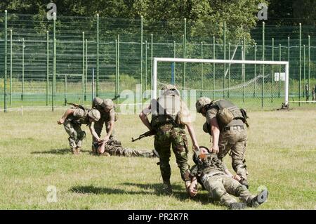 Der Soldat mit der Ukraine 1 Bataillon, 95 separaten Airmobile Brigade nimmt an der ersten völlig Ukrainisch - LED-Bekämpfung der Erste Hilfe Kurs, als Teil ihrer Ausbildung an der Rotation Yavoriv Combat Training Center auf dem internationalen Friedens und der Sicherheit in der Nähe von Yavoriv, Ukraine am 24. Juli. Yavoriv CTC OC/Ts, betreut von Soldaten aus 45 der US Army Infantry Brigade Combat Team, führte die Ausbildung von Soldaten aus dem ersten Bataillon, 95 separaten Airmobile Brigade während der Drehung des Bataillon durch die YAVORIV CTC. Der 45. ist in der Ukraine als Teil des Jo bereitgestellt Stockfoto