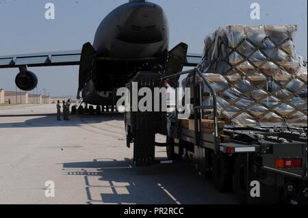 Die Flieger auf der 22 Airlift Squadron, Travis Air Force Base, Calif., laden Ladung auf eine C-5 M Super Galaxie an Ellsworth Air Force Base, S.D., 22. Juli 2017 zugewiesen. Mehr als 350 Flieger zu Andersen Air Force Base, Guam bereitgestellt, die zur Unterstützung der kontinuierlichen Bomber Präsenz Mission im Pazifik. Stockfoto