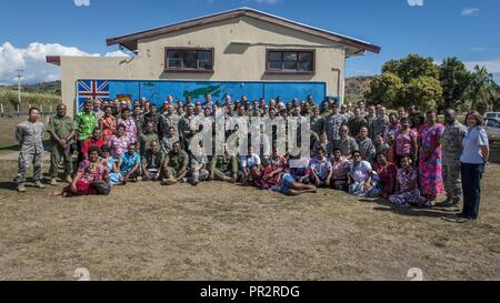 Mitglieder des Pazifik Engel (PACANGEL) 17-3 Team für ein Foto vor dem Tagitagi Sangam Schule und Kindergarten in Tavua, Fidschi, 24. Juli 2017 darstellen. Das Team besteht aus Service Mitglieder aus fünf Nationen partnering, abgesehen von den USA und der Republik Fidschi einschließlich Australien, Vanuatu, Indonesien, auf den Philippinen und in Frankreich. Die Nationen alle boten ihre Hilfe bei der Ausübung der Förderung der regionalen militärisch-zivile Nichtregierungsorganisation Zusammenarbeit und Interoperabilität in der Indo-Asia-Pazifik-Region. Fidschi Freiwillige in das Foto als ihre Unterstützung für die service Mitglied Stockfoto