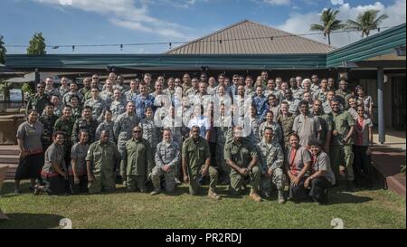 Mitglieder des Pazifik Engel 17-3 (PACANGEL) Team für ein Foto in Lautoka, Fidschi, 24. Juli 2017 darstellen. Das Team bestand aus Service Mitglieder aus fünf Nationen partnering, abgesehen von den USA und der Republik Fidschi einschließlich Australien, Vanuatu, Indonesien, auf den Philippinen und in Frankreich. Die Nationen alle boten ihre Hilfe bei der Ausübung der Förderung der regionalen militärisch-zivile Nichtregierungsorganisation Zusammenarbeit und Interoperabilität in der Indo-Asia-Pazifik-Region. Das Hotelpersonal zusammengeschlossen, um das Foto als ihre Unterstützung für die service Mitglieder der Aufenthalt in Ihrem Hotel gewährleistet die PACANGEL 17-3 Pers Stockfoto