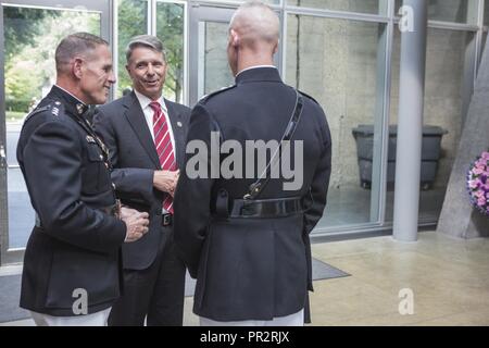 Von links, US Marine Corps Generalleutnant Robert S. Walsh, Kommandierender General, Marine Corps Combat Development Command und der stellvertretende Kommandant, Bekämpfung Entwicklung und Integration, US-Rep. Robert J. Wittman, Kongressabgeordnete der, im 1. Bezirk von Virginia und Oberst Tyler J. Zagurski, kommandierender Offizier, Marine Barracks Washington, sprechen bei einem Sonnenuntergang parade Empfang an den Frauen im militärischen Service für Amerika Memorial, Arlington, Virginia, 25. Juli 2017. Sonnenuntergang Paraden sind als Mittel zur Einhaltung der hohen Beamten statt, verehrte Bürger und Förderer des Marine Corps. Stockfoto