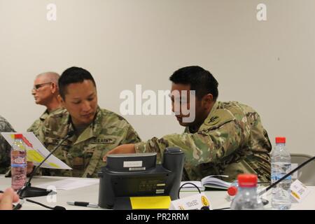 Maj. Shun Yu (links) erhält Informationen von Kapitän Jason Tindungen, beide Operationen Offiziere für die 103Rd Expeditionary Sustainment Command (ESC), während einer Übung bei Sabre Guardian 17 bei Novo Selo Training Strecke am 30. Juli 2017. Der 103 ESC, eine Armee finden Einheit aus Des Moines, Iowa, in Sabre Guardian 17 nahmen als Mission Befehl ein, um die Unterstützung der Bewegung von der Bewegung zur Verfügung zu stellen. Sabre Guardian war ein US-Army Europe-led, multinationale Übung, erstreckt sich über Bulgarien, Rumänien und Ungarn, mit mehr als 25.000 service Mitglieder aus 22 NATO-Mitglieder und der Partnerstaaten. Stockfoto