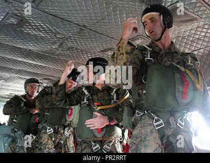 Relaying Befehle, Sgt. Justin Federhofer, ein Marine mit der 4 Reconnaissance Bataillon von Joliet, Illinois, und die anderen sind die Vorbereitung von einem CH-47 Chinook zu springen. Federhofer ein Bewohner von St. Louis, Missouri, mit Echo Unternehmen, die Schulungen sind am Lager Äschen für jährliche Weiterbildung als Teil der Nördlichen Streik 17. Northern Strike17 ist ein National Guard Bureau - geförderte Übung vereint rund 5.000 Service Mitglieder aus 13 Mitgliedstaaten und fünf Koalition Ländern während der ersten beiden Wochen im August 2017 im Camp Äsche gemeinsame Manöver Training Center und die Alpena bekämpfen Re Stockfoto