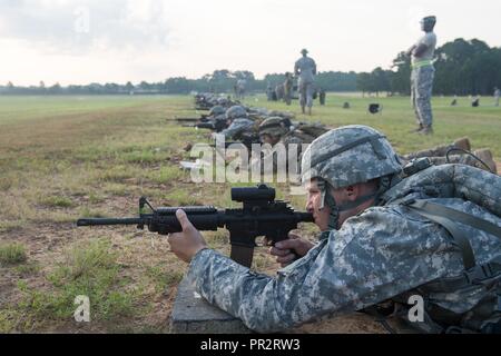 Spc. Tyler S. Studd von Team New York konkurriert am dritten Tag des 46. Winston S. Wilson Meisterschaft im Robinson Manöver Training Center, Arche. Am 25. Juli 2017. An dem Wettbewerb nahmen über 300 Soldaten und Piloten aus 46 Mitgliedstaaten ihre Treffsicherheit Fähigkeiten zu testen und um die vordersten Plätze kämpfen. Stockfoto