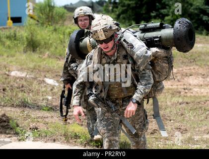 Indiana National Guard Pfc. Levi Cochard, mit der 113 Brigade Support Bataillons, Trägt eine An-4, Anti-tank Weapon, Drehung der 76th Infantry Brigade Combat Team am Joint Readiness Training Center in Fort Polk, Louisiana, Sonntag, 23. Juli 2017. Stockfoto