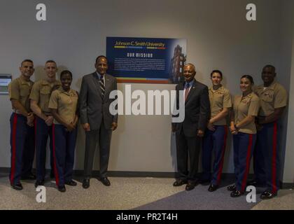 Larry D. Halle, Links, und Dr. Kenneth D. Dunn, ein pensionierter US Marine Oberst, rechts, durch US-Marines flankiert posieren für ein Gruppenfoto während des Marine Corps Leadership Seminar als Teil der maritimen Woche Charlotte, Sept. 5, 2018. Halle dient als Sekretär der Nord-Carolina Abteilung der Militär- und Veterans Affairs und ist ein Alumni für Johnson C Smith University. Marine Woche Charlotte ist eine Gelegenheit für die Menschen in der Gegend von Charlotte zu Marines treffen und über die Geschichte des Korps, Traditionen und den Wert der Nation erfahren. Stockfoto