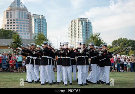 Die Stille Bohren Platoon führt bei Marine Woche Charlotte in der Innenstadt von Charlotte, N.C., Sept. 5, 2018. Marine Woche ist eine jährliche Veranstaltung, die Mitglieder des Marine Corps, ihre Fähigkeiten zu zeigen und lässt die Öffentlichkeit mit Service Mitglieder zu interagieren. Marine Woche Charlotte ist eine Chance für die Marines mit unseren Marines, Matrosen, Veteranen, die wieder anschließen, und Ihre Familien aus verschiedenen Generationen. Stockfoto