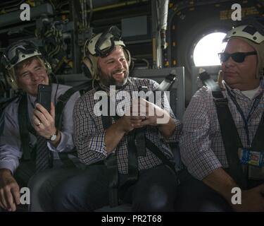 Charlotteans genießen Sie den Blick aus der Rückseite eines MV-22 Osprey während eines VIP-Flug, Sept. 5, 2018, in Charlotte, N.C., als Teil der maritimen Woche Charlotte. Die Charlotteans wurden zu einer Tour von Charlotte aus einer neuen Perspektive aus dem Himmel behandelt. Marine Woche Charlotte ist eine Chance, unsere Marines, Matrosen, Veteranen und deren Familien aus verschiedenen Generationen zu verbinden. Stockfoto