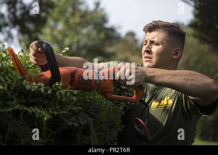 Us Marine Corps Cpl. Joshua Peloquin ein riflemen mit Charlie Company 1 Bataillon, 6 Marine Regiment von Camp Lejeune N.C. Verkleidungen Büsche während Marine Woche in Charlotte, N.C., Sept. 5, 2018. Marine Woche Charlotte ist eine Chance, unsere Marines, Matrosen, Veteranen und deren Familien aus verschiedenen Generationen zu verbinden. Stockfoto