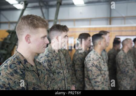 Us Marine Lance Cpl. Kevin Hackman und andere Marinen beobachten eine Leistung eines Haka die Neuseeländischen Soldaten beim Grillen an Bord Camp Linton, Neuseeland an Sept. 5, 2018. Hackman, ein Eingeborener von Powhatan, Virginia, ist ein Beobachter mit 1. Brigade, 5 Air Naval Geschützfeuer Liaison Firma, III Marine Expeditionary Force Information Group. Der Haka ist ein uralter Maori Krieg Tanz Anzeige der Stärke, Stolz, und die Einheit der Home Stamm. Es wurde nicht nur Feinde auf dem Schlachtfeld einzuschüchtern, sondern auch Gruppen gemeinsam in Frieden zu bringen. Stockfoto