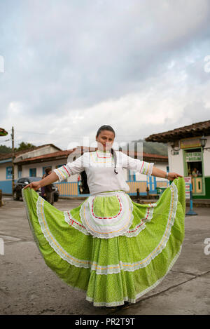 Porträt eines kolumbianischen Frau für die Kamera posieren in traditioneller Kleidung. Plaza de Bolivar, Salento, Kolumbien. Nur für den redaktionellen Gebrauch bestimmt. Sep 2018 Stockfoto