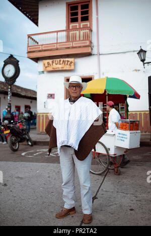 Voller Körper Porträt einer nativen Mann mit kolumbianischen Poncho 'ruana" und sombrero Hut. Nur für den redaktionellen Gebrauch bestimmt. Salento, Kolumbien. Sep 2018 Stockfoto