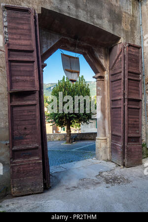 Subiaco (Italien) - ein wenig charmante mittelalterliche Stadt auf dem Berge Simbruini in Metropolitan City Gegend von Rom Stockfoto