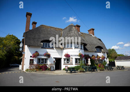 Denkmalgeschützte Public House vernacular Revival Stil malerischen Reetdach Country Pub Blutungen Wolf im Scholar Green, Cheshire Robinsons Brew Stockfoto