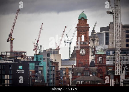 Viele Turmdrehkrane auf die Skyline des Stadtzentrums von Manchester mit Principal Hotel Tower clock Stockfoto