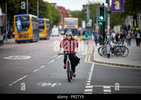 Manchester Oxford Road Radweg und busspur an der Universität. Stockfoto