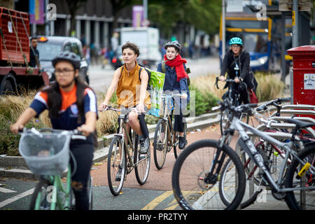 Manchester Oxford Road Radweg und busspur an der Universität. Stockfoto