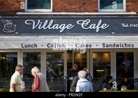 Alderley Edge, Cheshire, England. Village Cafe im Dorf auf der London Road Stockfoto