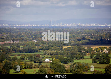 Alderley Edge, Cheshire, Blick von der Kante mit Blick über die flache Ebene Stadtzentrum Skyline nach Manchester Stockfoto