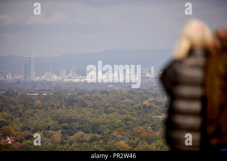 Alderley Edge, Cheshire, Blick von der Kante über der flachen Ebene nach Manchester suchen Stockfoto