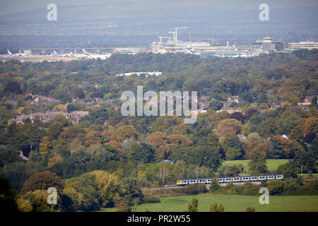 Alderley Edge, Cheshire, Blick von der Kante über der flachen Ebene in Richtung Flughafen Manchester auf der Suche als Jungfrau Klasse 390 Pendolino Kreuze Stockfoto